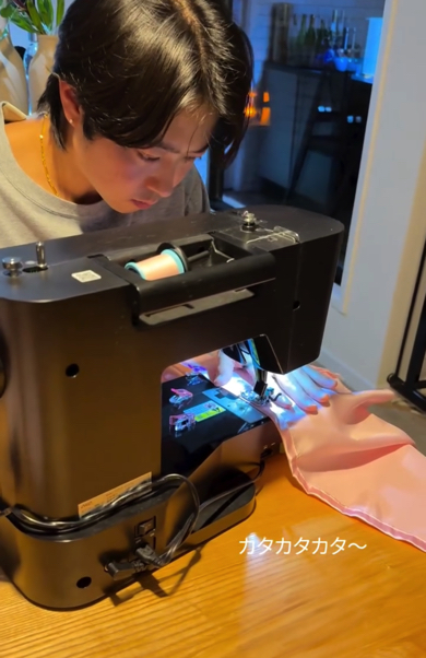 ミシンを使って布を縫う作業