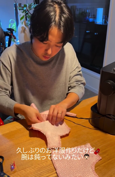久しぶりのお洋服作り、腕は鈍っていない様子