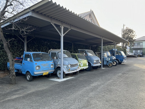 レストランに並んだマツダの商用車