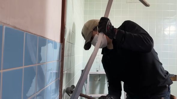 ユニットバスへ改装するため扉の枠を外す