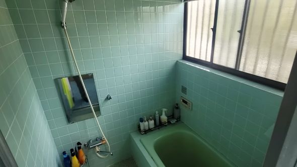 改装前のタイル張りの浴室