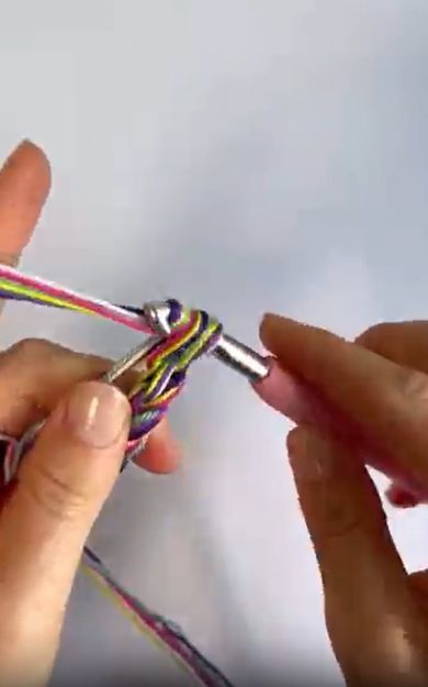 留め金に紐を通します