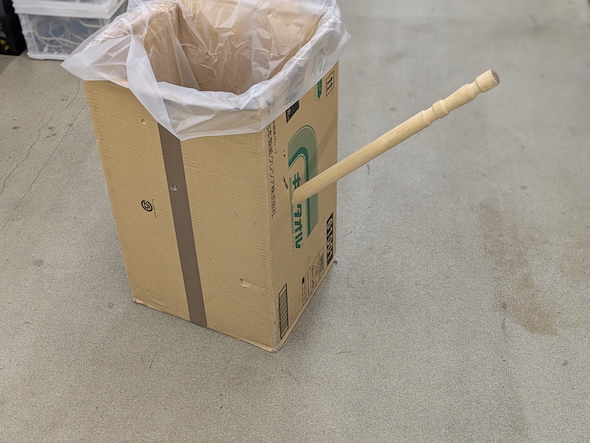 巨大つまようじで段ボールを貫通