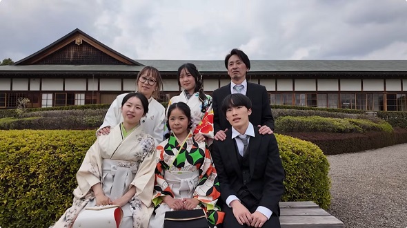 6男7女の大家族YouTuber「漆ちゃんfamily」の子ども4人が卒業