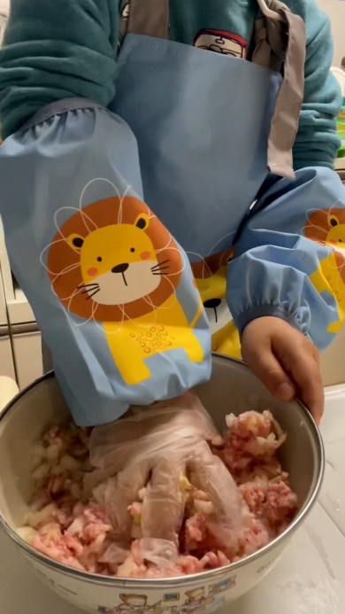 シューマイこねる