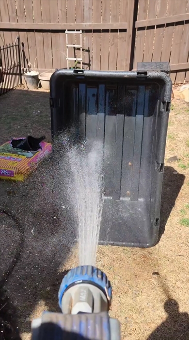 240万回再生されたシャワーの水で遊ぶワンちゃん