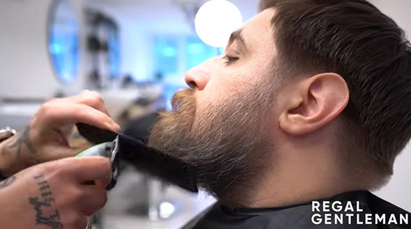 ヒゲも慎重に……