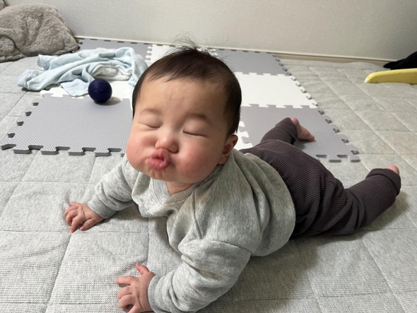 口を突き出している赤ちゃんの写真