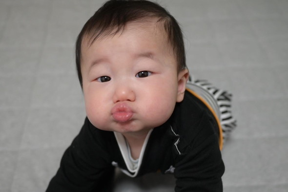 口を突き出している赤ちゃんの写真