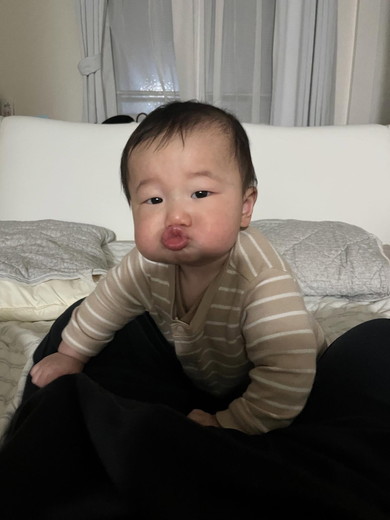 口を突き出している赤ちゃんの写真