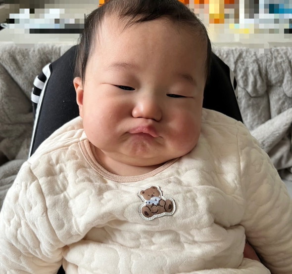 口を閉じている赤ちゃんの写真