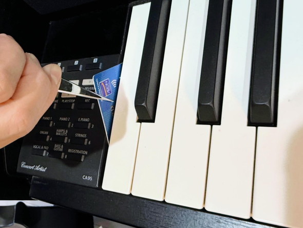 ピアノからクレジットカード発見