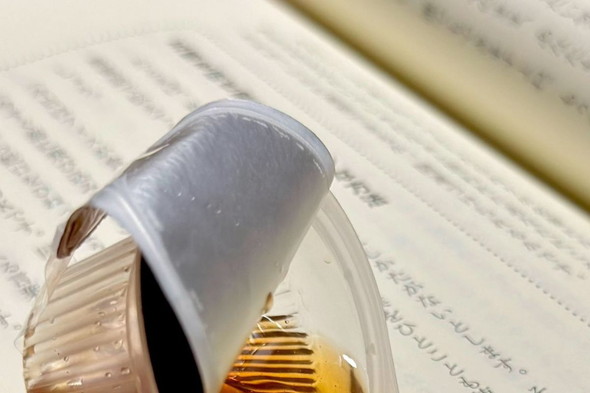 こぼれたガムシロップのペーパーウェイト