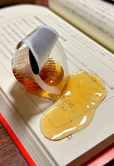 こぼれたガムシロップのペーパーウェイト