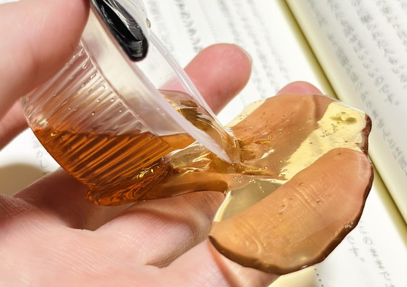 こぼれたガムシロップのペーパーウェイト