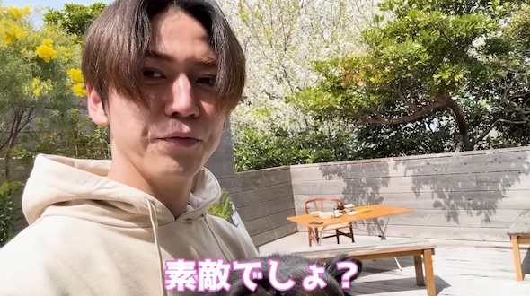 ベランダを紹介する亀梨さん
