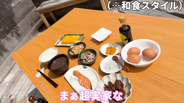 テーブルに朝ごはんの皿が並ぶ様子