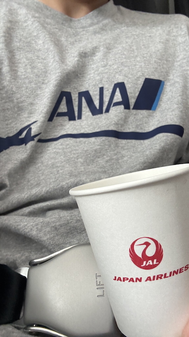 ANAのシャツでJAL機に搭乗