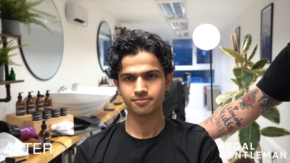 天然パーマに悩む青年が美容院で大変身