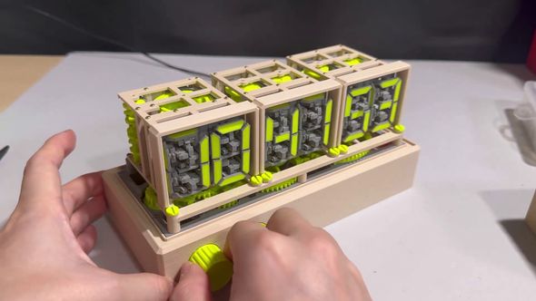 機械式時計のツマミを操作して8時を10時に変える