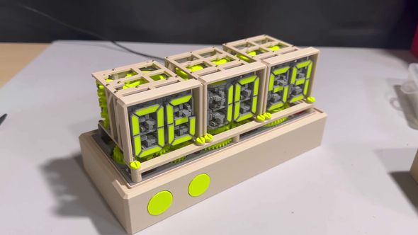 6時10分59秒を表示している機械式時計