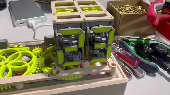 歯車で動作している機械式時計の中身