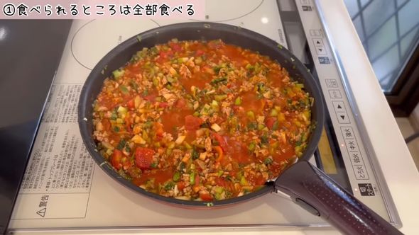 キャベツの芯やブロッコリーの茎を加熱しミートソースをかける