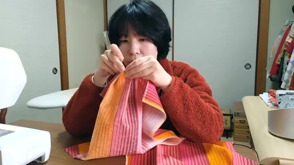 生地にタックを入れる女性