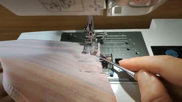 ミシンで縫う画像