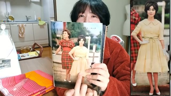 雑誌を見せる女性