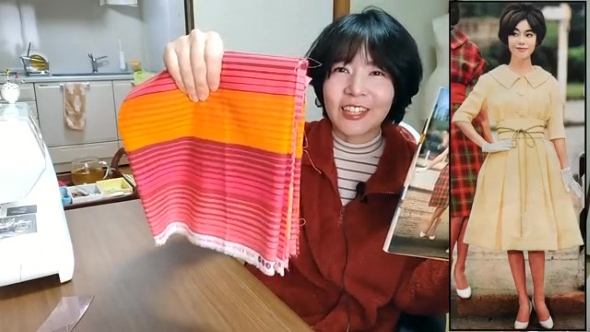 生地を見せる女性