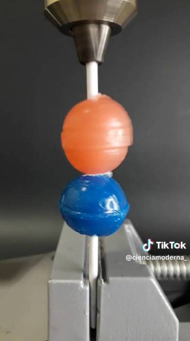 高速回転させたキャンディーをキャンディーにぶつけたら