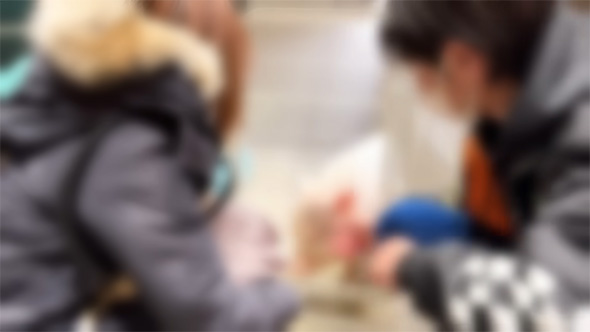 モザイクに男女2人