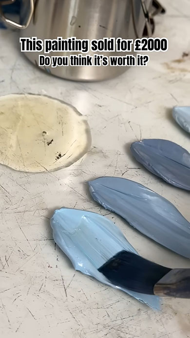 青系統の複数のカラーインクと透明なインクがパレットに写っているところ