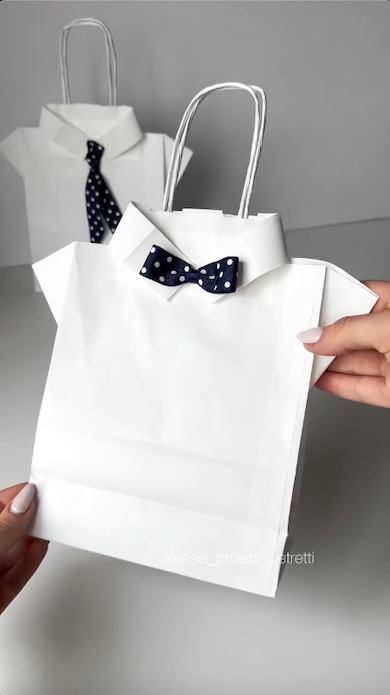 リボンを貼り付けたシャツギフトバッグが完成