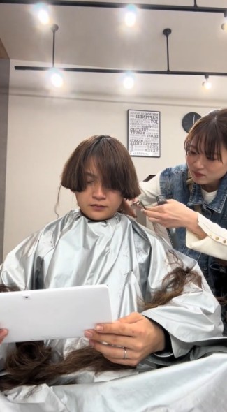 バッサリ髪をカット