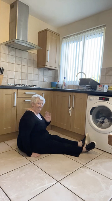 人文字で“ある言葉”を作る老夫妻