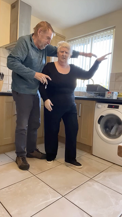 人文字で“ある言葉”を作る老夫妻