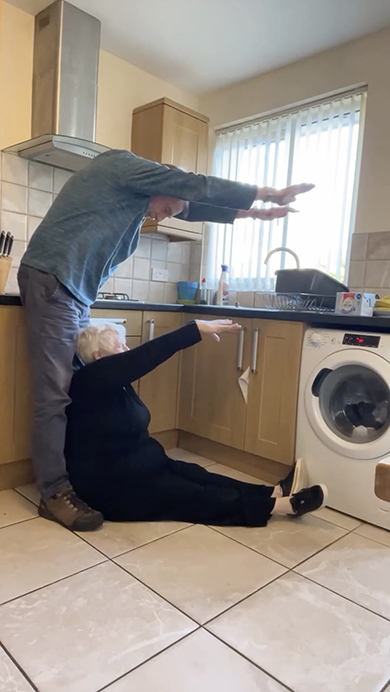 人文字で“ある言葉”を作る老夫妻