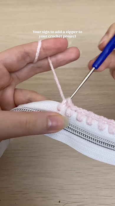 ファスナーに毛糸を編み付けて作るツールケース