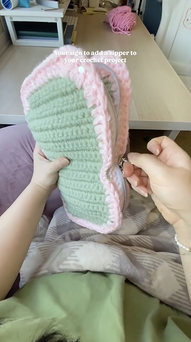 ファスナーに毛糸を編み付けて作るツールケース