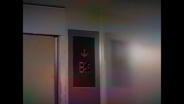 荷物用エレベーターに乗った恐怖映像