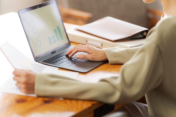 PCを操作する人の写真