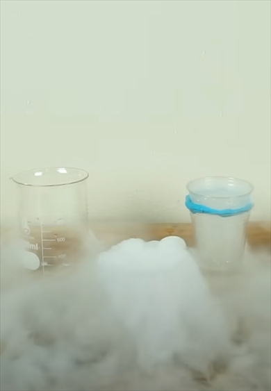 液体窒素のボトルを水中で開ける