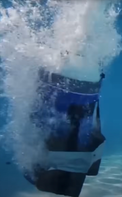 液体窒素のボトルを水中で開ける