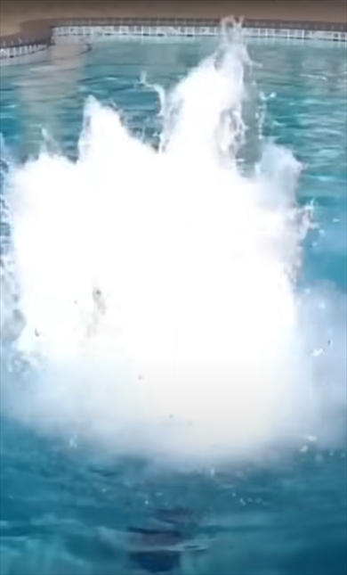 液体窒素のボトルを水中で開ける