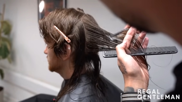 後ろ部分の髪はかなりの長さ