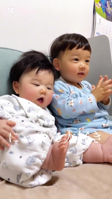 0歳と2歳の兄妹