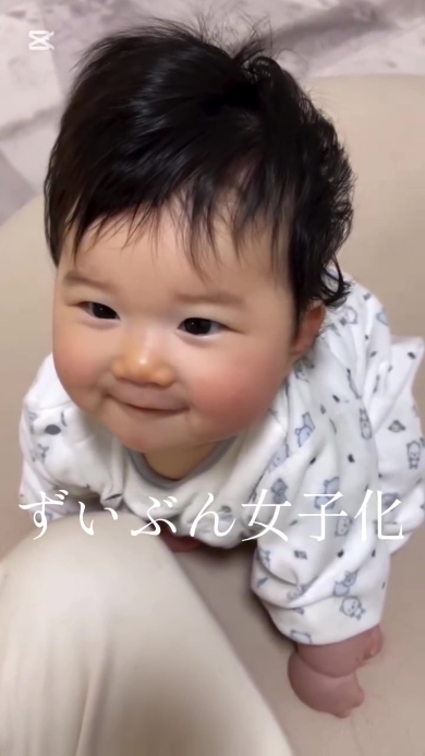 お座りをする赤ちゃん