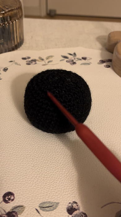 セリアの毛糸で編んだまっくろくろすけ